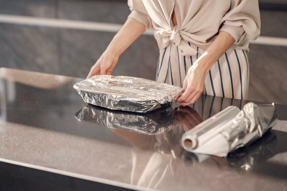 El papel aluminio puede hacer que los alimentos no se calienten de manera uniforme. Foto: Freepik