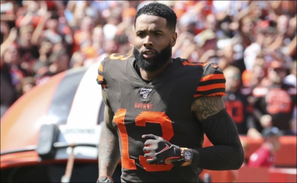Receptor de los Browns juega con un reloj de más de 6 millones de pesos