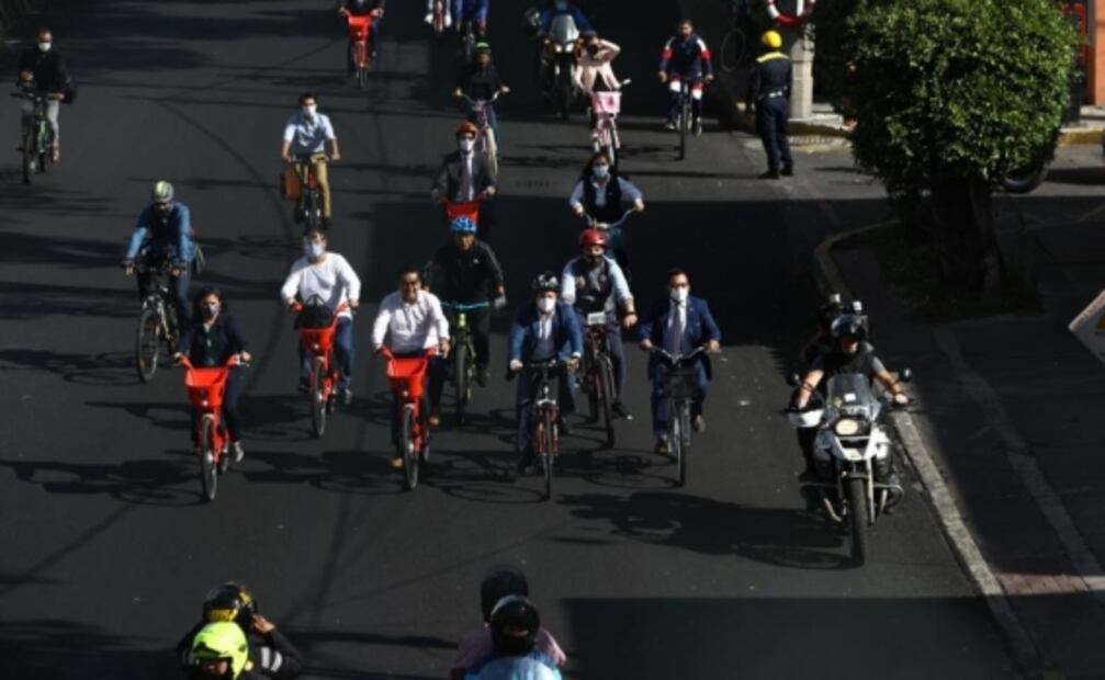 Diputados federales arman rodada ciclista para festejar aprobación de reforma de derecho a la movilidad