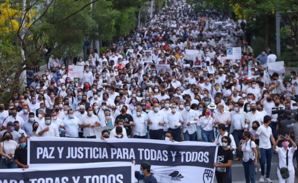 Marchan miles para exigir justicia por el asesinato de 3 hermanos en Guadalajara