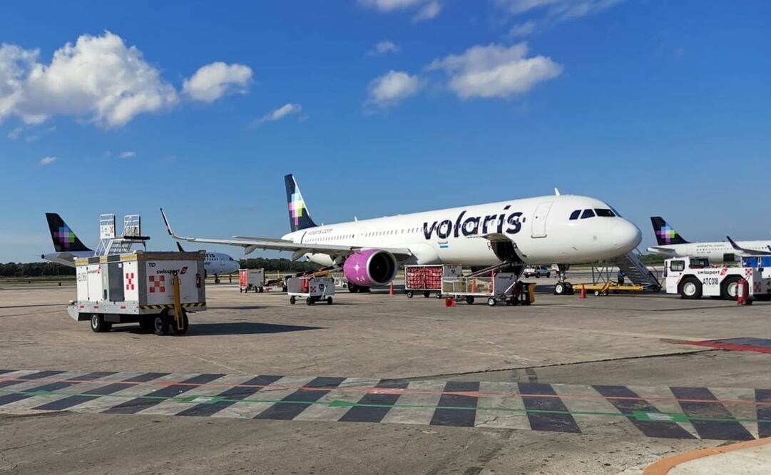 Avión de Volaris en el Aeropuerto Internacional de Cancún, una de las terminales donde se reportaron demoras. Foto: Humberto Huerta