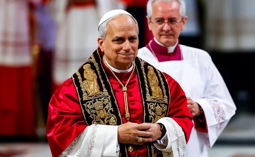 El papa León XIV (izq.) durante la visita de toma de posesión de la Basílica de San Pablo Extramuros, en Roma, Italia, el 20 de mayo de 2025. Foto: EFE