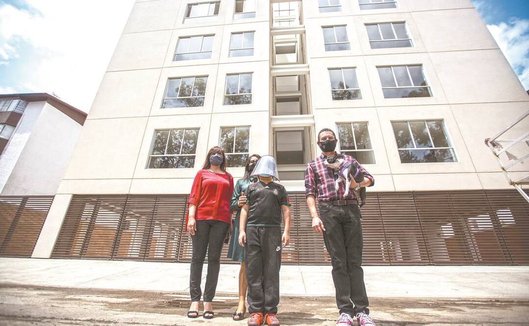 Hace una semana a Ivonne, Guillermina y Edmundo les entregaron las llaves de sus departamentos en Coyoacán. Foto: GERMÁN ESPINOSA. EL UNIVERSAL
