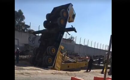 Grúa cae en zanja junto a Metro Martín Carrera