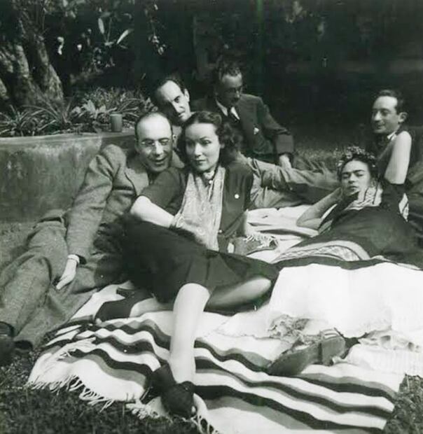En la foto: Adolfo Best Maugard, Rodolfo Usigli, Dolores del Río, Frida Kahlo y Xavier Villaurrutia.
Foto: Alejandro Usigli, cortesía