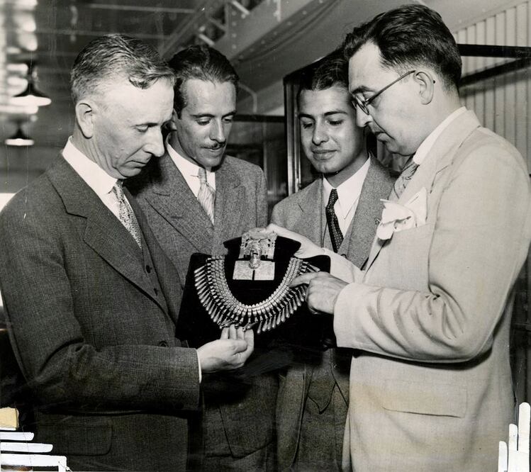 Además de dirigir excavaciones arqueológicas, el doctor Caso también realizó aportes al desciframiento de escrituras indígenas, y sus estudios sobre los pueblos indígenas lo llevaron a abordar el tema de la identidad nacional. ESPECIAL.