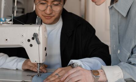 Joven filipino descubre su gran talento al coser un vestido para la graduación de su hermana porque no tenía dinero