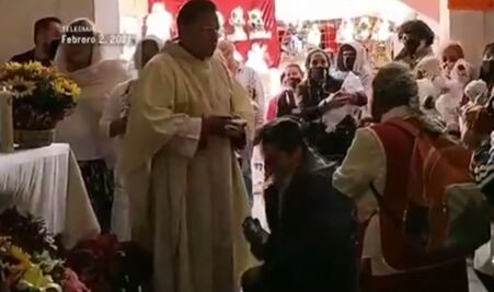 Falso sacerdote oficia misa en el Centro Histórico; niega existencia del coronavirus