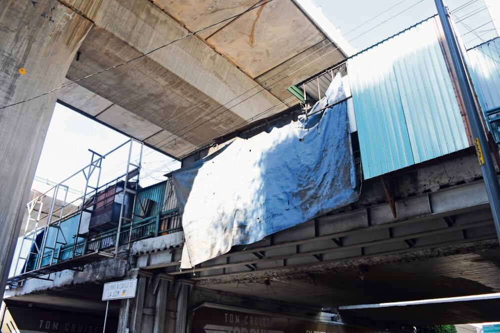 La Junta de Caminos estatal realiza un diagnóstico de las condiciones en que se encuentran los puentes peatonales, desde Cuatro Caminos a Cuautitlán Izcalli. Foto; Eduardo Castañeda/El Universal