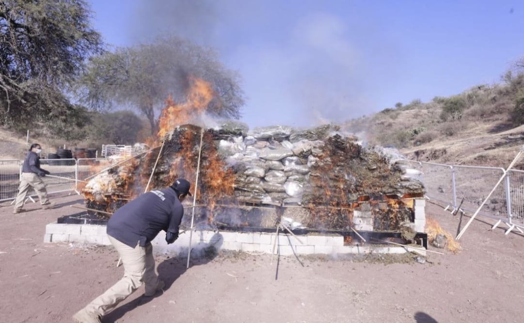 FGE destruye droga, armas y otros instrumentos de delitos en Guanajuato.
Foto: Especial.