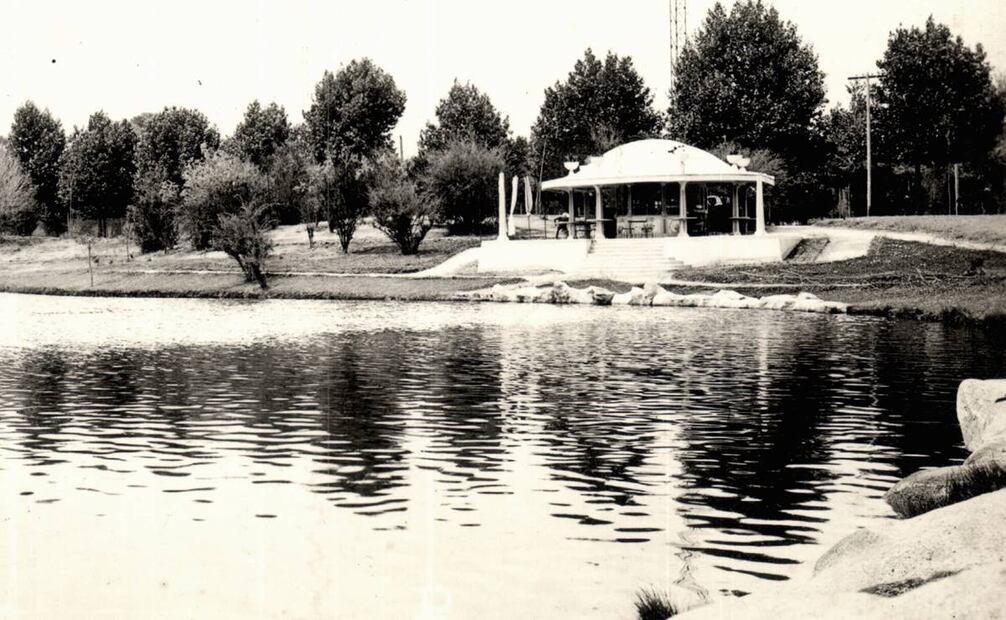 Aspecto del kiosco comercial de Chapultepec, eventualmente también llamado "Kiosco Marieta", alrededor de los años 30. Colección Villasana.