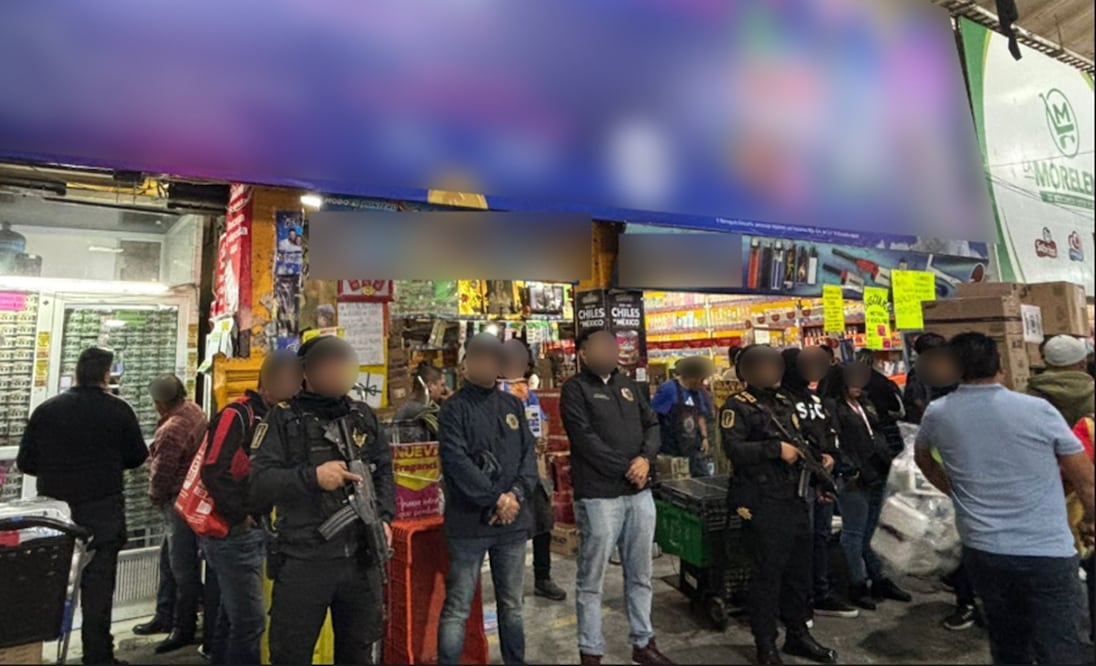 Policías de la Ciudad de México, junto con personal del IMPI aseguraron más de 12 mil cajetillas de cigarros apócrifos valuados en un millón 700 mil 935 pesos. Foto: especial