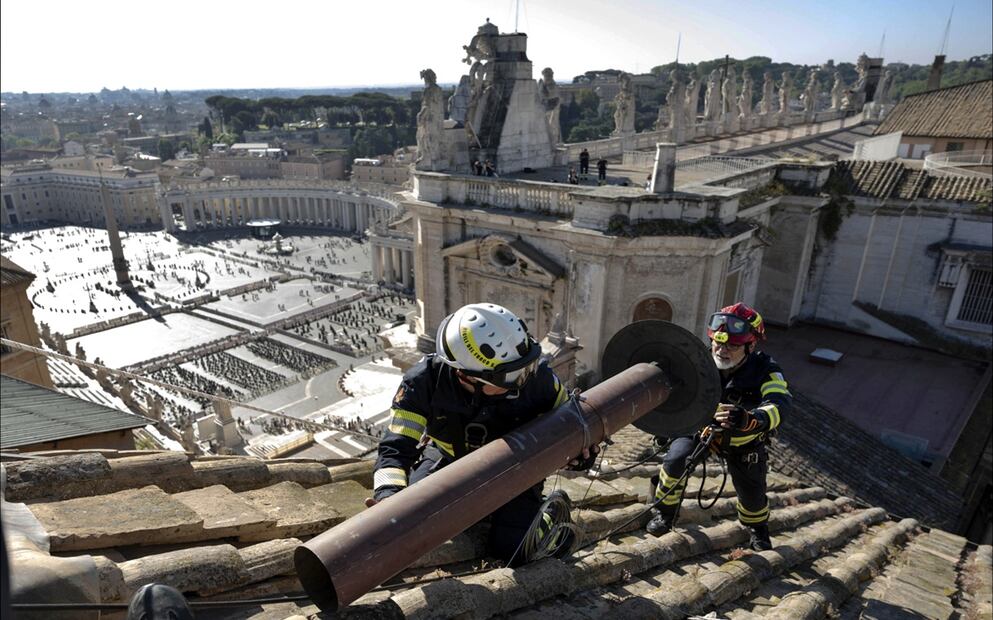 Imagen de los bomberos durante la instalación de la chimenea en la Capilla Sixtina previo al Cónclave, en la Ciudad del Vaticano, el viernes 2 de mayo de 2025. Foto: EFE