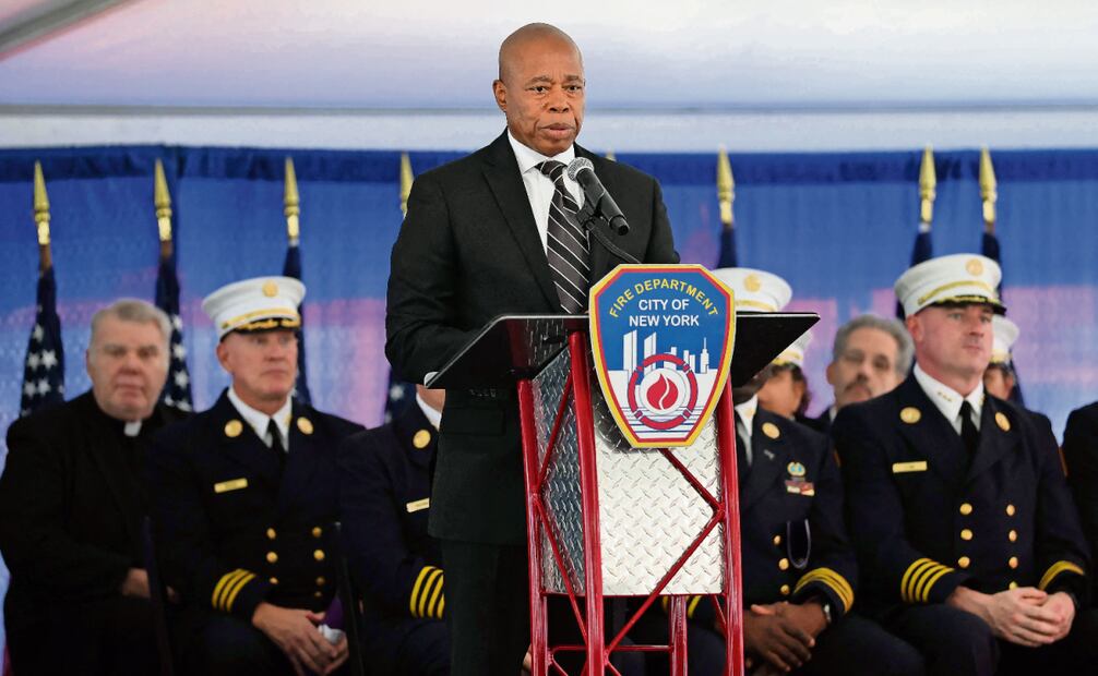 El alcalde de la ciudad de Nueva York, Eric Adams, durante la inauguración del Muro Conmemorativo del World Trade Center en la sede del Departamento de Bomberos neoyorquino. Foto: Michael M. Santiago / AFP