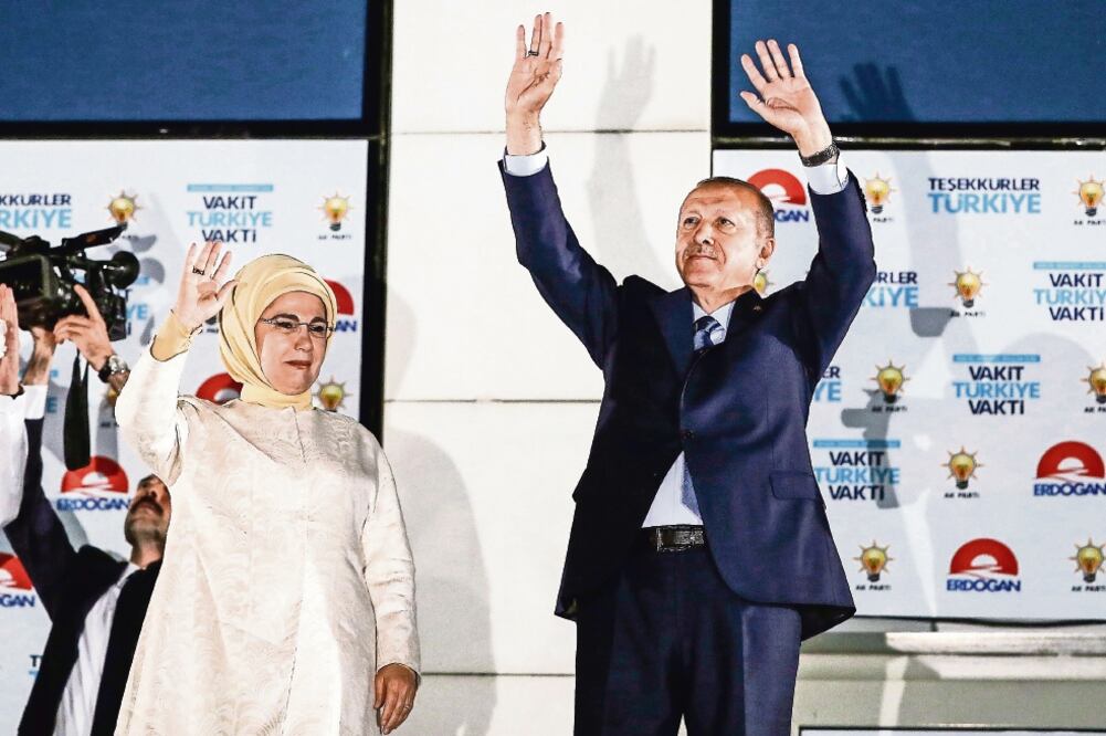 Reelecc ión. Con nuevos poderes, Erdogan será presidente de Turquía 5 años más. Foto: KAYHAN OZER. AFP