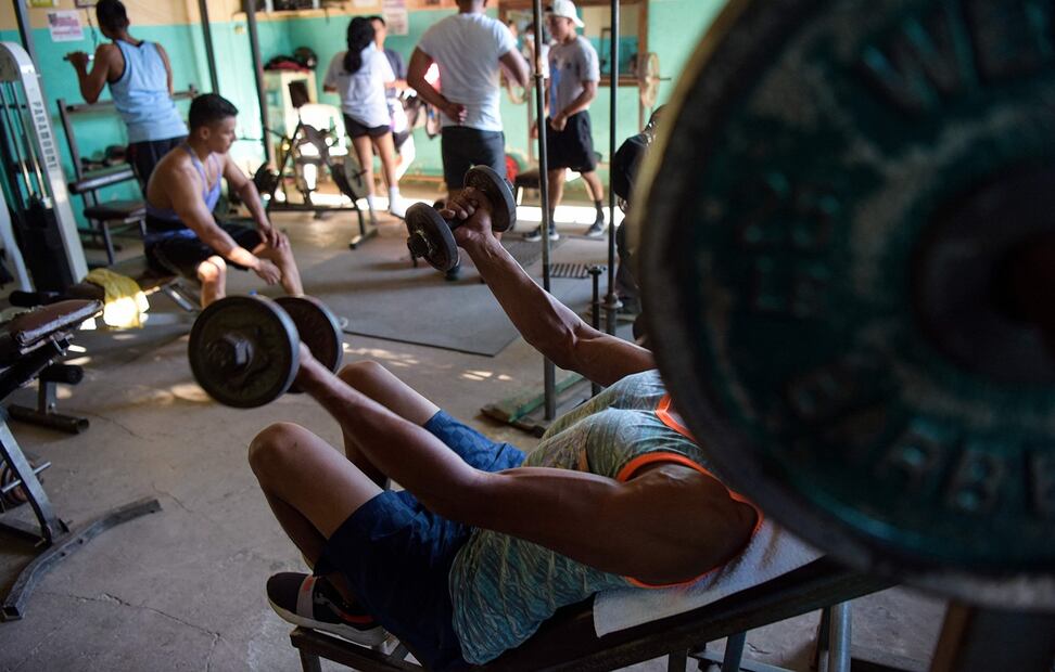 La gente entrena en el gimnasio de los hermanos Pérez en Santa Teresa, departamento de Carazo, Nicaragua, el 22 de febrero de 2024. Foto: AFP