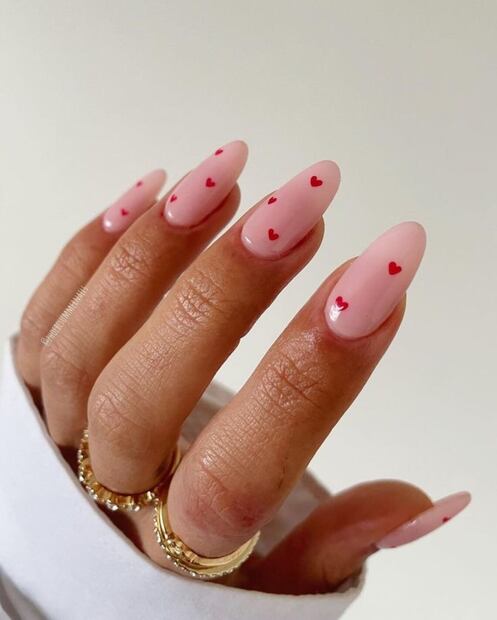 Uñas con corazones aleatorios. Foto: Etsy