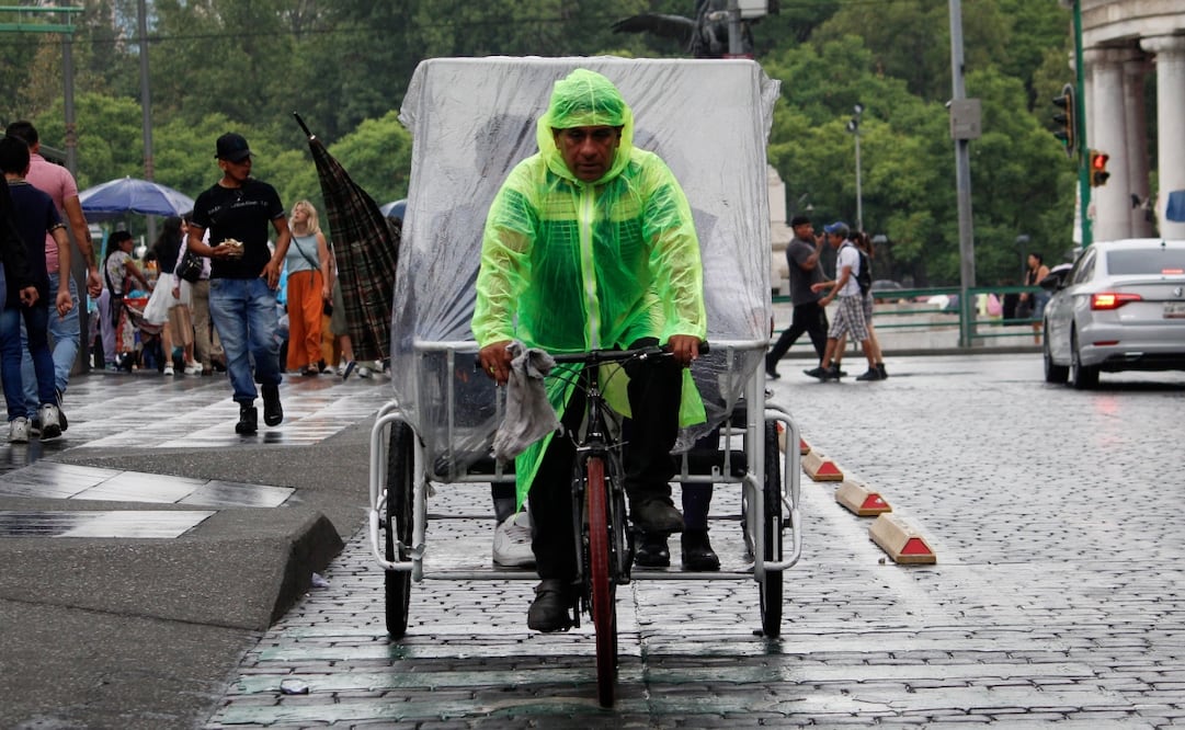 Se recomienda a la población de la CDMX portar paraguas o impermeable.  Foto: Luis Camacho - EL UNIVERSAL