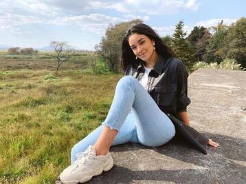 La hija de Biby Gaytán te enseña a usar un pañuelo como blusa