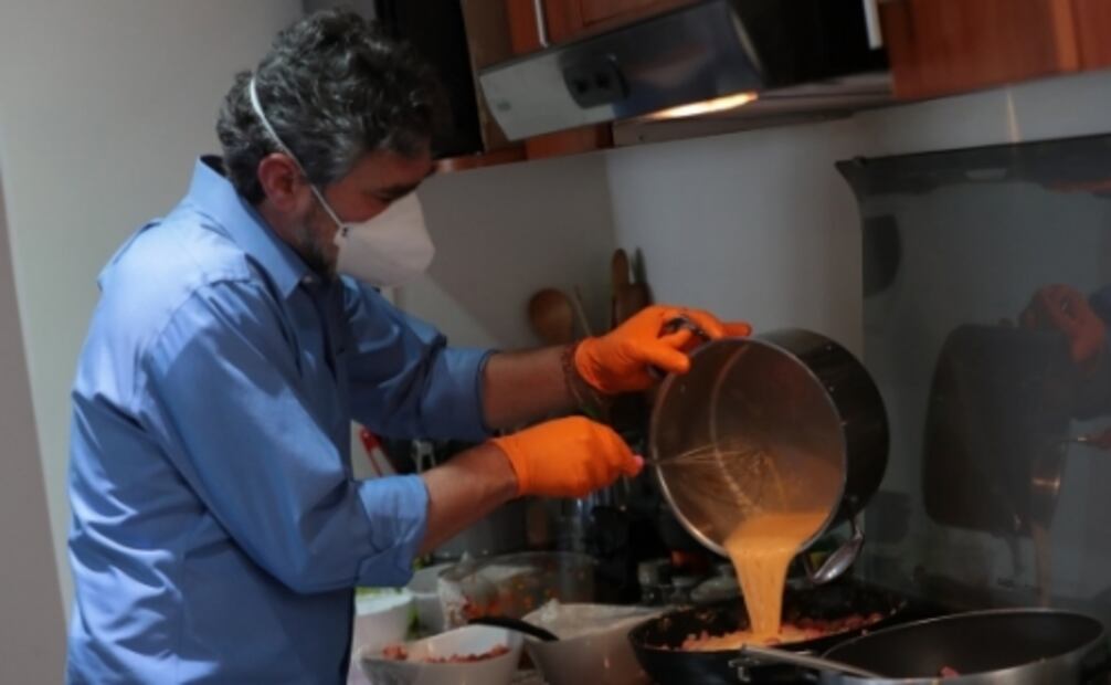 Mexicans give thank-you meal kits to healthcare workers fighting COVID-19