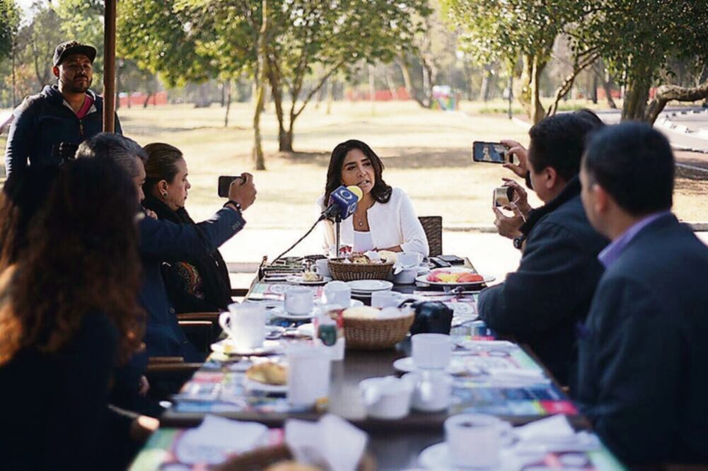 La candidata virtual de la coalición Por la Ciudad de México al Frente, Alejandra Barrales, se reunió con medios de comunicación, a quienes dijo que al interior de la alianza se ha planteado dar a conocer quiénes integrarían su gabinete. (ESPECIAL)