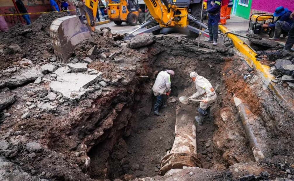 Se registró una fuga de agua en Avenida Eva Sámano de López Mateos 23 (15/07/2025). Foto: Especial