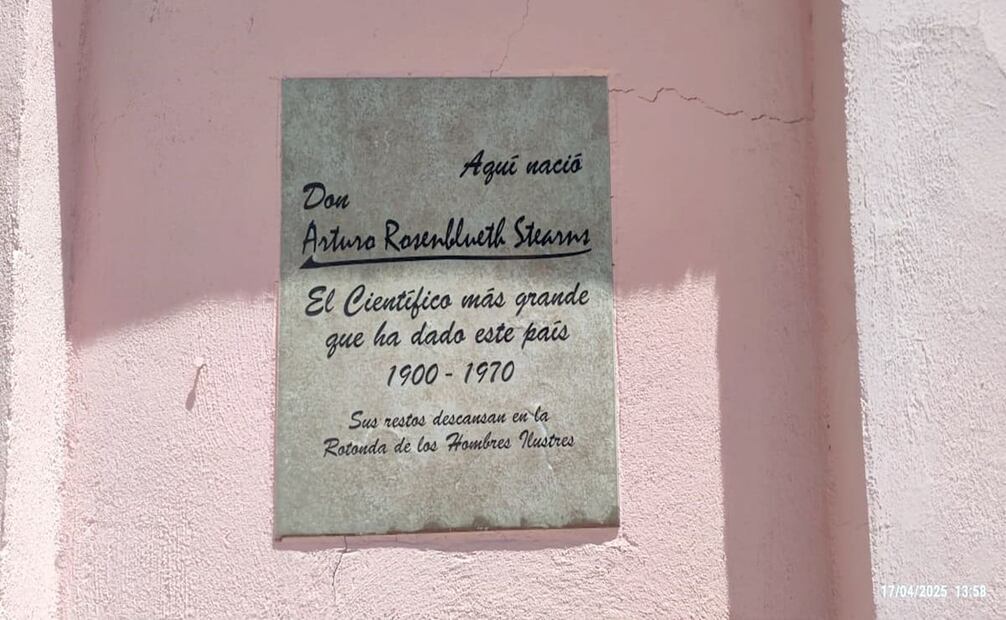 Placa en la que fue la casa del doctor Arturo Rosenblueth, en Chihuahua, misma que hace constar que ahí vivió el gran científico mexicano, quien rechazó dos veces la oferta de nacionalidad estadounidense. Hoy la vivienda luce en abandono. Cortesía Mario Trillo.