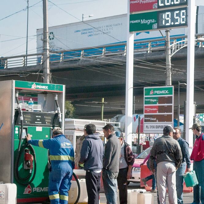 Salvoco nducto. El amparo otorgado por el desabasto de combustible no implica la apertura de los ductos de Pemex que el Presidente ordenó cerrar. ARCHIVO EL UNIVERSAL