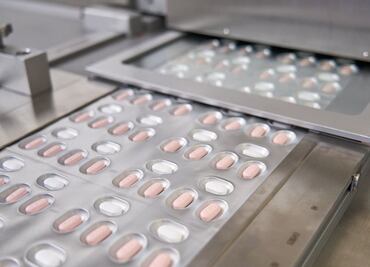 AstraZeneca ya tiene medicamento antiCovid: con eficacia de 83% y duración de seis meses