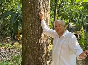 Mientras miles marchan en contra de su reforma electoral, AMLO festeja su cumpleaños en Palenque