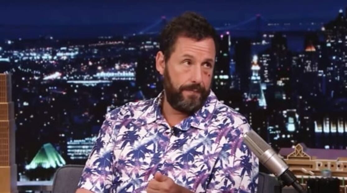 Playa nudista provoca una erección en Adam Sandler 