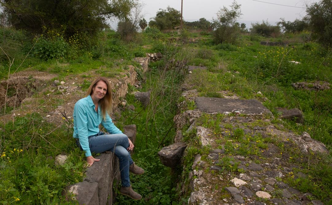 La arqueóloga Katia Cytryn-Silverman, de la Universidad Hebrea de Jerusalén, en las ruinas de la antigua mezquita Al-Juma. Foto: AP Foto/Maya Alleruzzo