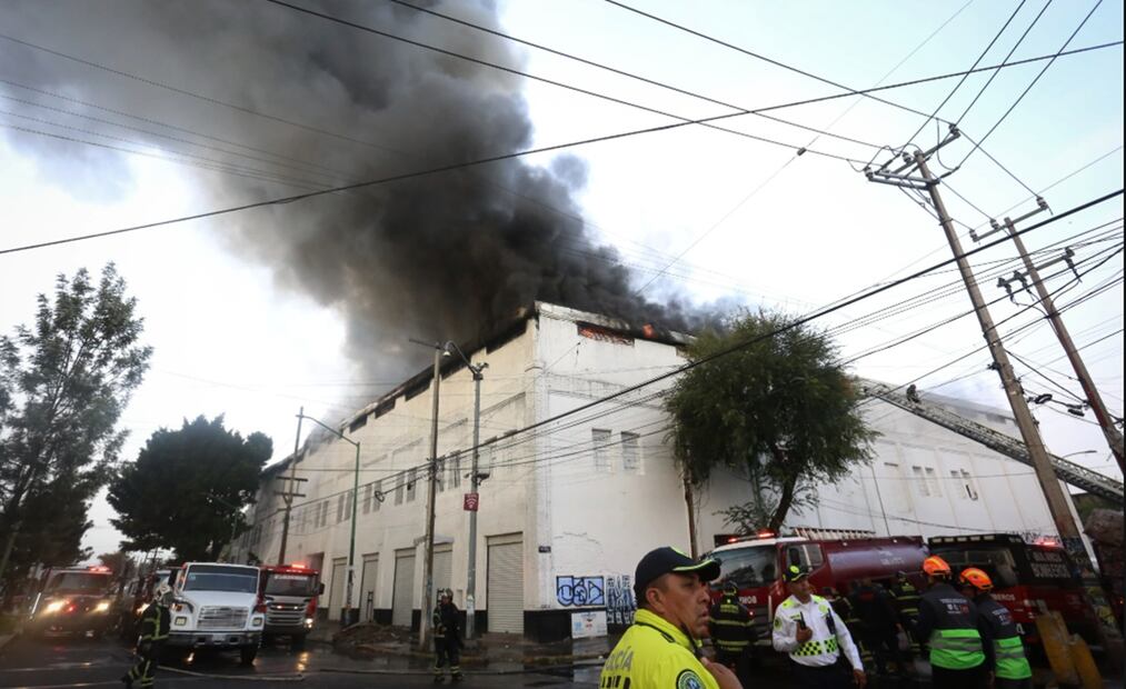 Un fuerte Incendio se registra en una bodega ubicada en la avenida Ferrocarril de Cintura y la calle Mineros en la colonia Morelos, alcaldía Cuauhtémoc, el martes 8 de julio de 2025. Foto: Luis Camacho/EL UNIVERSAL
