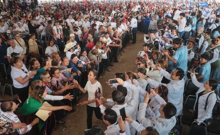 Sheinbaum rompe protocolo para atender a madres buscadoras; las atendemos con mucho corazón y humanismo, dice