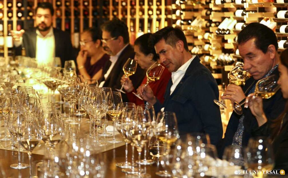 Los asistentes disfrutaron de los aromas característicos de cada vino degustado. | Foto: Berenice Fregoso.