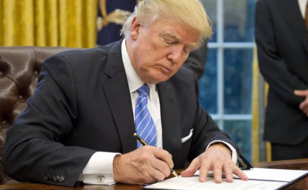 Trump firmando decretos. Imagen ilustrativa. Foto: Ron Sachs / EFE/ Archivo
