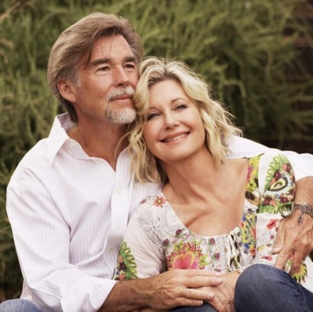 Una foto junto a su esposo y reviviendo uno de sus mayores éxitos, las últimas publicaciones de Olivia Newton-John