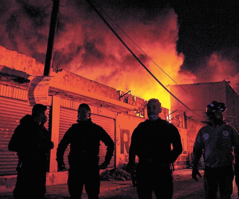 Personal de las dependencias capitalinas acordonó la zona del siniestro. La policía realizó un operativo para evitar robos por el corte de luz. ARMANDO MARTÍNEZ. EL UNIVERSAL