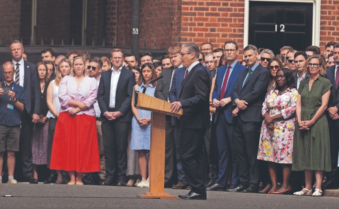 El primer ministro británico, Keir Starmer, al anunciar ayer a los medios, frente a Downing Street, su decisión de renunciar. Foto: AP