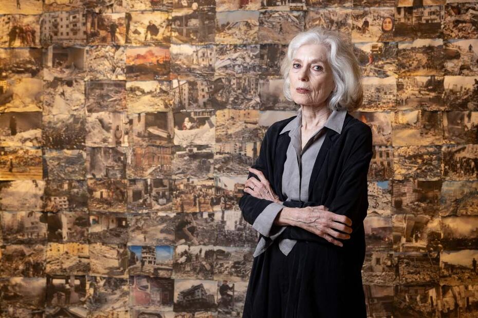 La artista visual Carla Rippey y de fondo su obra más reciente Domicidio: un neologismo que se aplica a la destrucción deliberada de viviendas, con imágenes de la guerra en Líbano, Ucrania y Gaza. Artista visual estadounidense radicada en México desde 1973, Carla Rippey presenta su más reciente exposición, La imagen interceptada, en el Museo Universitario del Chopo. La muestra reúne más de 120 piezas que exploran la reinterpretación de la realidad a través de imágenes./ Hugo Salvador / El Universal