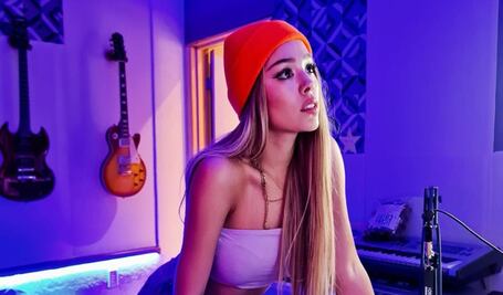 Danna Paola enciende Instagram al presumir cuerpazo en traje de baño blanco