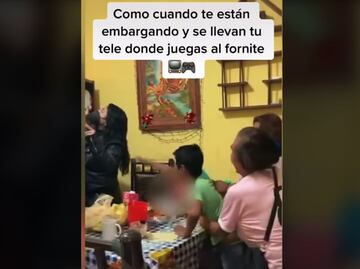 "¡No te lo lleves!"; niño llora al ver que embargan su tele
