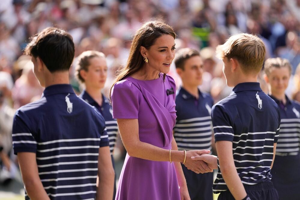 Kate, Princesa de Gales, con un recogepelotas después de la final individual masculina en los campeonatos de tenis de Wimbledon en Londres. FOTO: ALBERTO PEZZALI. AP