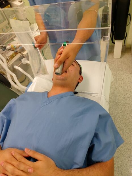 Diseñan caja para intubar a pacientes con Covid-19