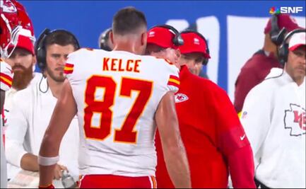 VIDEO: Travis Kelce vuelve a encararse con su entrenador Andy Reid y recibe un golpe con el hombro