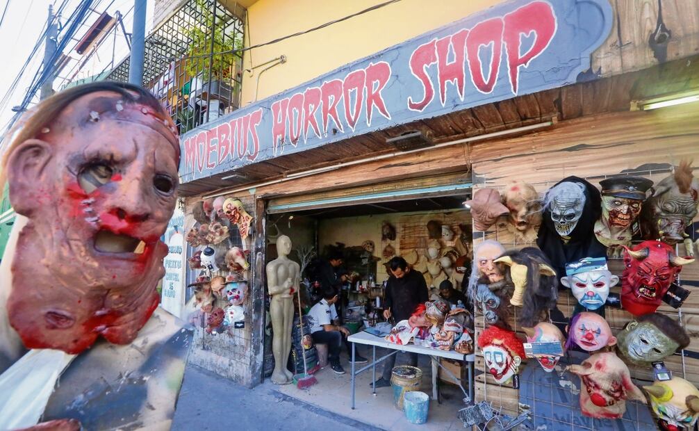 Durante todo el año crean las máscaras para poderlas vender en la temporada de
octubre y noviembre. Foto: Luis Camacho / EL UNIVERSAL