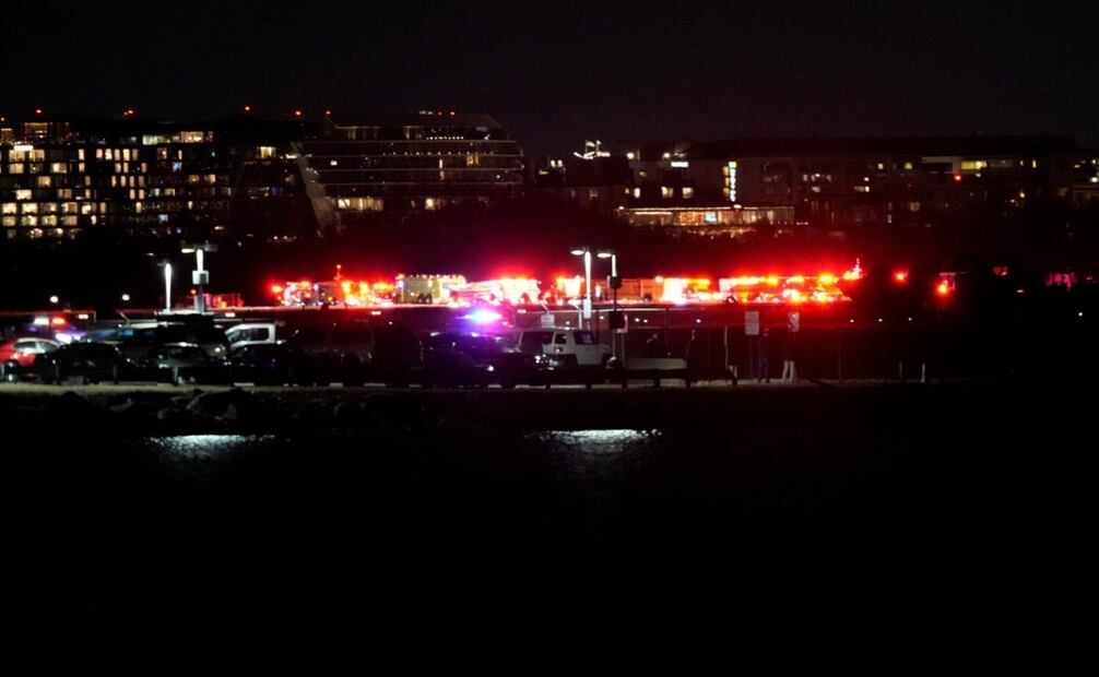 Chocan avión y helicóptero cerca de aeropuerto de Washington. Foto: AP