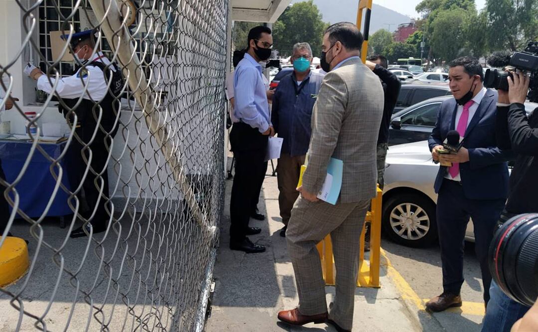 La defensa de los abogados acusados en su llegada al Reclusorio Norte para su comparecencia el pasado 7 de abril. Foto: Cortesía