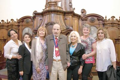 Condecoran a profesor de la BUAP