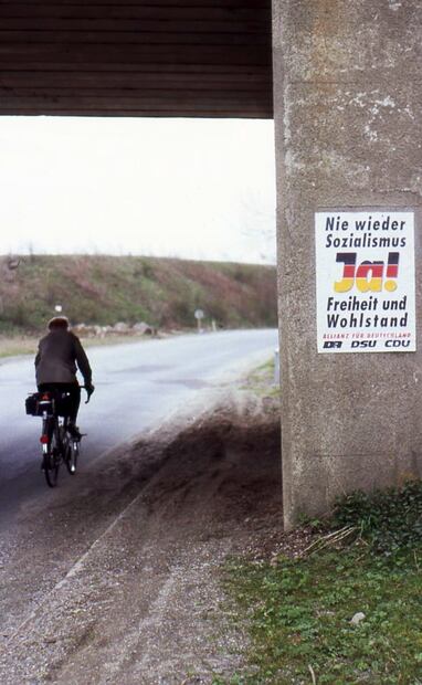 Debajo de un puente en Sajonia-Anhalt, antigua región de la República Democrática Alemana, se lee un cartel electoral de la "Alianza por Alemania" para las elecciones federales de 1990: "Nunca más el socialismo, ¡sí!, libertad y prosperidad". Foto: Wikimedia Commons.